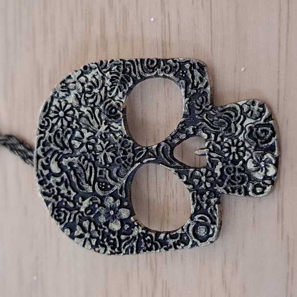 !!LAST CHANCE!!⛄️Vintage Bronze Colored Sugar Skull Necklace - Picture 4 of 7